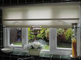 Schutz Der Raum Von Sonnenschein Durch Die Installation Von Rollos Rollo Fenster Abdeckung Zum Schutz Der Inn Window Trim Outside Mount Blinds Beautiful Blinds