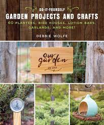 See more ideas about garden, garden projects, aquaponic gardening. Do It Yourself Garden Projects And Crafts 60 Planters Bird Houses Lotion Bars Garlands And More Debbie Wolfe 9781510737150 Amazon Com Books