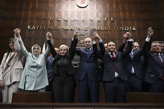 Genel Başkanımız ve Cumhurbaşkanımız Sayın Recep Tayyip Erdoğan tarafından  rozeti takılarak AK Parti'mize katılan İstanbul Milletvekili Sn. Nimet  Özdemir'i tebrik ediyor, AK Kadromuza hoş geldiniz diyoruz.