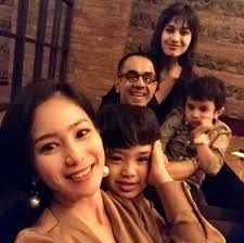 Bunga zainal secara tegas menampik dan terkesan tidak ingin cerita kehidupannya menjadi konsumsi publik. Hadiri Wisuda Intip 5 Momen Kedekatan Bunga Zainal Dan Anak Tirinya Kumparan Com