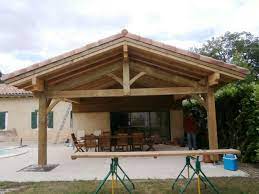 Cette pergola, à la structure robuste et résistante, résiste aux rayons uv et aux intempéries ce qui permet de profiter de son jardin et de sa terrasse en toute saison. Avancee De Toit Pour Terrasse Timber Frame Building Pergola Outdoor Structures