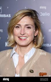 Julie cameron hi-res stock photography and images