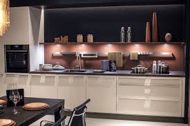 1001 Astuces Comment Amenager Une Cuisine En Longueur Comment Amenager Une Cuisine Cuisine En Longueur Deco Gris Et Blanc