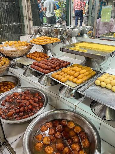 Legendary Food Places of Dhaka! 📍Deshbandhu Sweetmeat and Restaurant  Address- 9/I, Motijheel B/A, Dhaka 1000 Time 7am-10pm Started their journey  in 1958, I had the honour of visiting this 67 years old