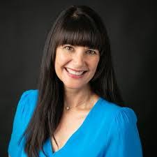 Lisa Hollett's Instagram, Twitter & Facebook