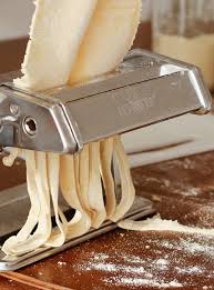 Faire Ses Pates Fraiches A La Maison Trysha Gaba Faire Ses Pates Pates Fraiches Recette Pate Maison