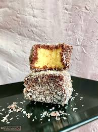 Se face cu blat pufos de pandispan, sirop de cacao si rom, totul. Prajitura Tavalita Cu Cocos Lamington Kitchen4bu Ro