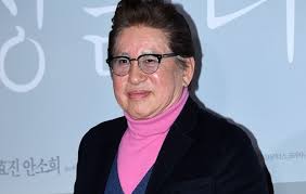 Jul 27, 2021 · 가족 중 유명인물로, 한국 최초의 서양화가이자 최초의 페미니스트인 나혜석이 고모할머니이다. 0mxopb Su9y Hm