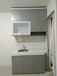 27) berikan dapur minimalis anda sedikit nuansa berbeda dengan memilih kulkas yang berdesain vintage, ditambah meja dan kursi berbahan kayu dengan hiasan simpel yang bisa anda pasang di dinding dapur gambar dapur sederhana dengan kesan vintage 28) salah satu warna yang bisa membuat penampilan dapur terlihat lebih hidup adalah warna hijau. 8 Inpirasi Desain Meja Dapur Terkini Cocok Untuk Rumah Minimalis