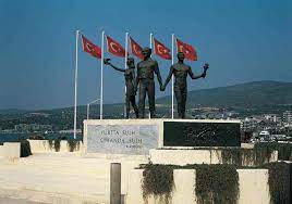 Türkiye cumhuriyeti), er en stat som strekker seg over den anatoliske halvøya i det sørvestlige asia/midtøsten og balkanhalvøya i det sørlige europa. Tyrkias Historie Store Norske Leksikon