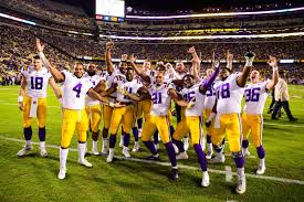 La popularidad del fútbol americano está fuera de toda duda y es uno de los grandes deportes de estados unidos. Aprende Mas Sobre La Temporada De Futbol Americano Universitario Y La Cultura De Los Partidos Agentes Universitarios