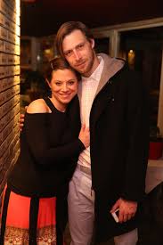 A képen kislánya görkorizik, dóra pedig tolja a. Babat Var Szinetar Dora Habostorta Hu