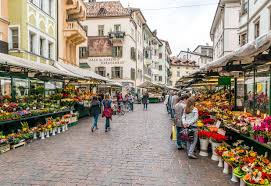 Blumen Und Obststande Auf Dem Bozner Obstplatz Bozen Bozen Sudtirol Sudtirol