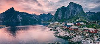 It has a very elongated form, and has an extensive coastline along the north atlantic with seas like skagerrak, the north sea, the norwegian sea and the barents sea, where norway's famous fjords are found. Studera I Norge