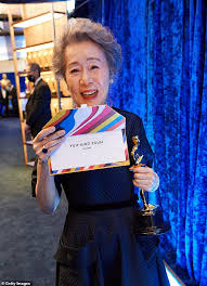 Sáng 26/4 (giờ việt nam), youn yuh jung ghi dấu lịch sử, trở thành ngôi sao hàn quốc đầu tiên thắng giải diễn xuất tại oscar. Minari Actress Youn Yuh Jung Reveals What Brad Pitt Promised Her Todayuknews