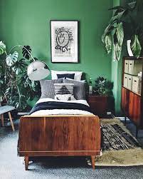 Doitbutdoitnow Grunes Zuhause Schlafzimmer Im Urban Jungle Look Mit Vintage Mobeln Gruner Wandfarbe Un Furniture Design Furniture Plans Bedroom Interior