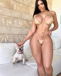 Ennid Wong desnuda exhibiendo su cuerpo con una mascota - capturas tiernas y sexys