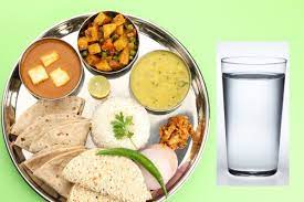 भोजन करने से पहले थाली के चारों ओर क्यों छिड़का जाता है जल? शास्त्रों में बताए गए हैं ये कारण - why sprayed water around the food plate before meals know the