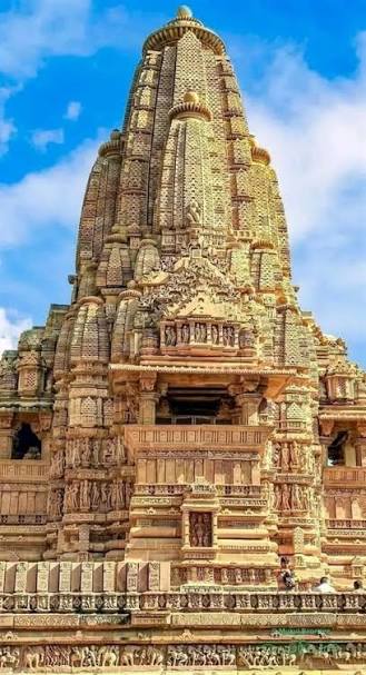 Ajaygarh Fort – Where History Meets the Sky Perched 688 meters above the Vindhya hills, Ajaygarh Fort stands as a silent guardian of time, just 65 km from Khajuraho. Once the later