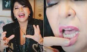 Perigosa e linda'! Roberta Miranda mostra decote e sensualiza em novo clipe