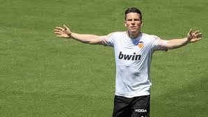 Check out featured articles and pictures of kevin gameiro he has scored eight goals and started all 13 of his club's matches since joining valencia, playing all 10 of his appearances for the club. Kevin Gameiro Acts As Football Teacher In His Spare Time Valencia Club De Futbol