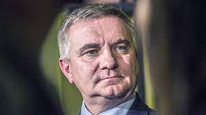 Postaral se o něj hradní kancléř vratislav mynář, který četl seznam jednotlivých členů kabinetu, kterým prezident předával jmenovací dekrety. Hradni Kancler Mynar Po Letech Klicek Priznal Stamilionovy Majetek Idnes Cz