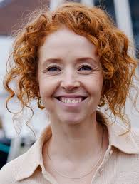 Johanne Louise Schmidt er forlovet på ottende år: Derfor lader brylluppet  vente på sig