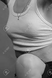 Corpo Feminino Jovem Com Seios Pequenos Em Camisa Branca, Monocromático  Foto Royalty Free, Gravuras, Imagens e Banco de fotografias. Image 174836307