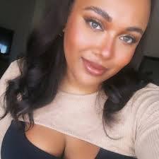 Leah Davis's Instagram, Twitter & Facebook