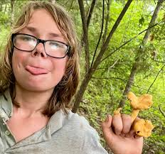 Cougars encountered while mushroom foraging in the woods