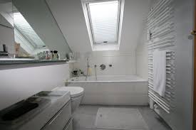 Ein badezimmer unterm dach oder mit dachschrägen ist nicht ganz einfach zu gestalten.dafür kann ein bad im dach besonderen charme haben und es gibt gute möglichkeiten, den platz sinnvoll zu nutzen. Kleines Bad Im Dach Schroter Haustechnik