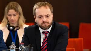 4) náš premiér by měl s ministrem zahraničí a obrany odjet do kyjeva a jasně říct, že stojíme na straně ukrajiny, která čelí ruské agresi, napsal janda. Npyafkveqfl67m