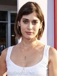 The slightly wavy hair also makes her look warmer and prettier. Lizzy Caplan Makes A Splash In Yellow Skirt