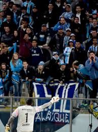 Torcedores vaiam o goleiro aranha durante o reencontro do grêmio com o santos em porto alegre. Goleiro Aranha E Alvo De Ofensas Racistas Na Arena Do Gremio