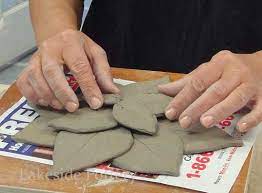 Full Site Of Handbuilding Projects Clay Leaves Bowl With Leaf Texture Follow The Link To Some Amazing Pottery Insp Pottery Handbuilding Pottery Clay Ceramics