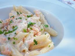 La ricetta delle penne panna e salmone, è uno di quei piatti che si prepara in poco tempo, piace a tutti e fa sempre la sua bella figura. Mezze Penne Con Panna Salmone E Erba Cipollina