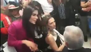 Checa todos los días la sección de memes de el informador y sigue las cuentas de. Ella Es Geraldine Ponce La Mujer Que Incomodo A Beatriz Gutierrez Muller Video Reporte Indigo