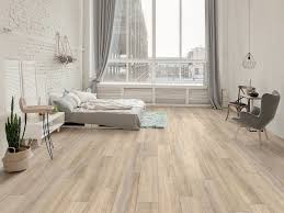 Venice villa rivisita il celebre terrazzo. Gres Porcellanato Effetto Legno Color Crema Rettificato 20x122 Resort Natural Iperceramica