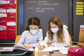 Ab welchem alter das tragen einer bedeckung für mund und nase allerdings verpflichtend ist, variiert. Coronavirus In Zurich Rekurse Gegen Maskenpflicht In Schulen