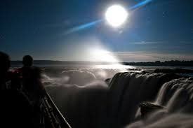 Por mirar el celular cayó en las Cataratas del Iguazú
