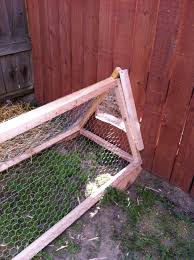 a tunnel from the chicken coop that goes around the garden www calituckyfarm com hinterhofhaltung huhnerstall huhner