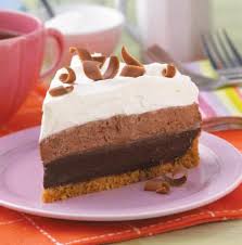 En chokladbotten med vaniljkräm och päronkräm med ett marsipanlock, choklad och hackade hasselnötter. Pin Pa Recept