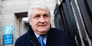 Éachtaint ar shaol eachtrúil conspóideach Denis O'Brien