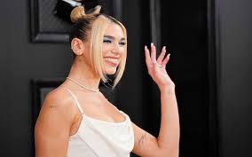 26, the idgaf singer posted a sizzling selfie of herself holding up a black sweatshirt to reveal her bare. Intip Tampilan Dua Lipa Di Klub Malam Setelah Grammy Awards 2020 Menggoda Okezone Lifestyle