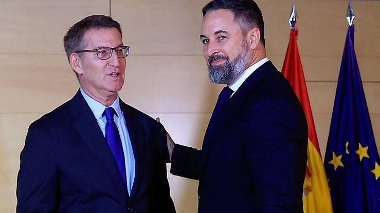 Abascal reta a Feijóo a aclarar si se aliaría con "socialistas y extrema  izquierda" para evitar un pacto con Vox