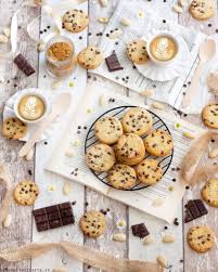 Per colazione a merenda i biscotti di pasta frolla con gocce di cioccolato sono il dolcetto perfetto per concedersi un momento di sana golosità. Biscotti Con Gocce Di Cioccolato Facili Con Variante Al Cacao Passami La Ricetta
