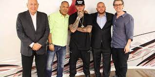 With interscope under the umg umbrella, and also. Stylo Urbano Noticias Farruko Firmo Contrato Exclusivo Con Sony Music Latin De Izquierda A Derecha David Bercuson Representante Legal De Farruko Jorge Fonseca A R Sony Music Us Latin Farruko Frank Martinez