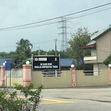 Sekolah ini ditubuhkan pada 31 mei 1983 di kawasan seluas 42 ekar. Sek Men Sains Muar Ledang Jln Muar