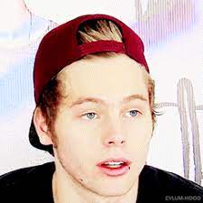 5sos Animated Gif Luke Hemmings Funny Gif Disney Princes