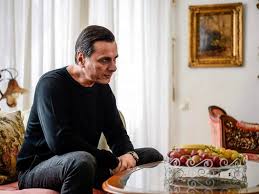 A absolvit, în 1982, u.n.a.t.c. Svuokmhib07hem